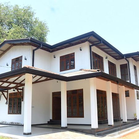 Silverline Guest House Anuradhapura Buitenkant foto