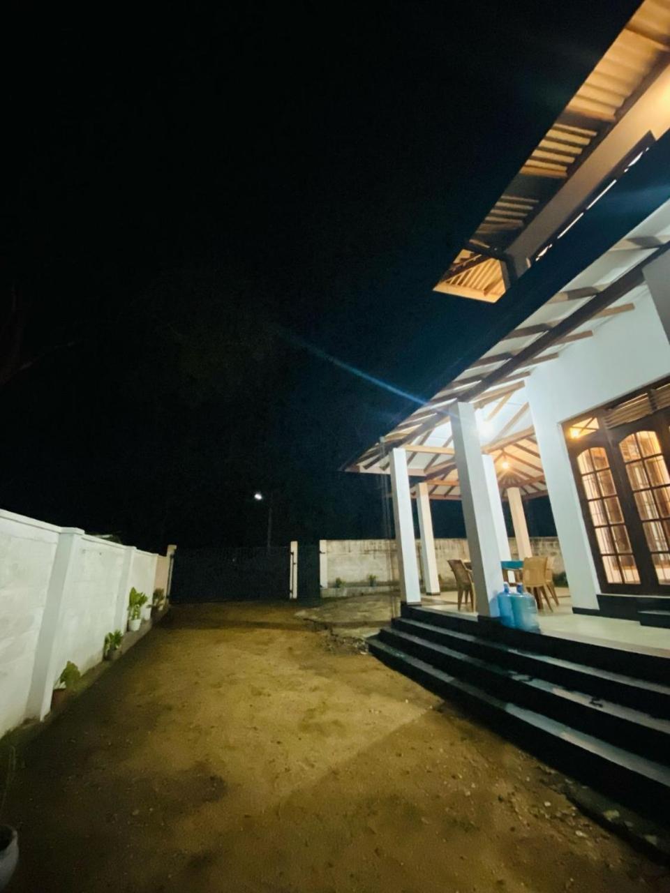 Silverline Guest House Anuradhapura Buitenkant foto